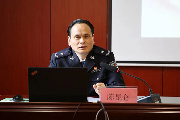 结合当前队伍教育整顿查纠整改阶段形势,蒋春林以《坚持全面从严治党