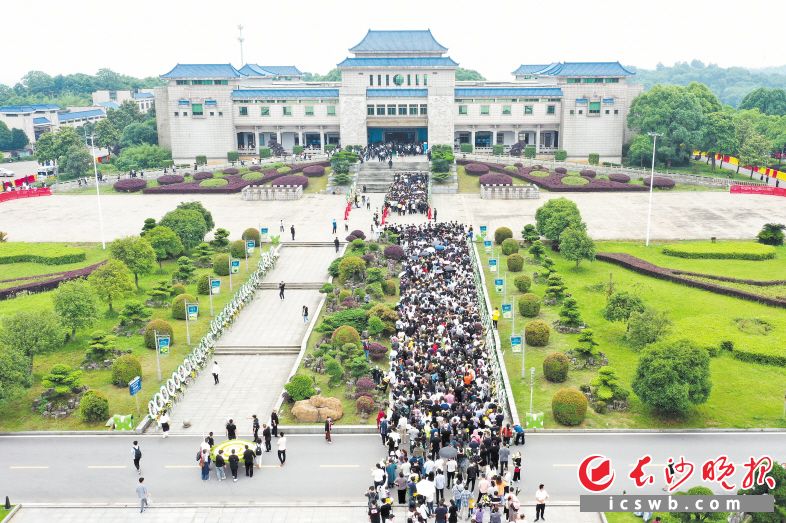 数万民众手持鲜花自发来到明阳山殡仪馆送别袁隆平院士