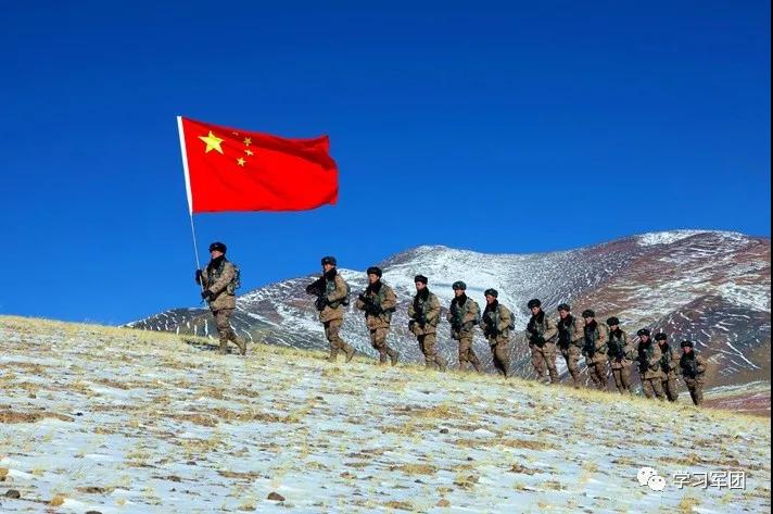 胆忠心和铮铮铁骨默默地坚守在祖国边防线军人为了万家团圆在大漠戈壁