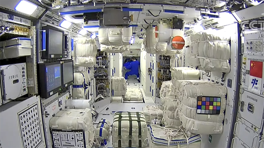 航天员在节点仓准备进入核心舱航天员打开节点仓舱门的画面