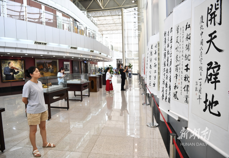 “百年征程”湖南省美术、书法、摄影主题作品展举办 新湖南www.hunanabc.com