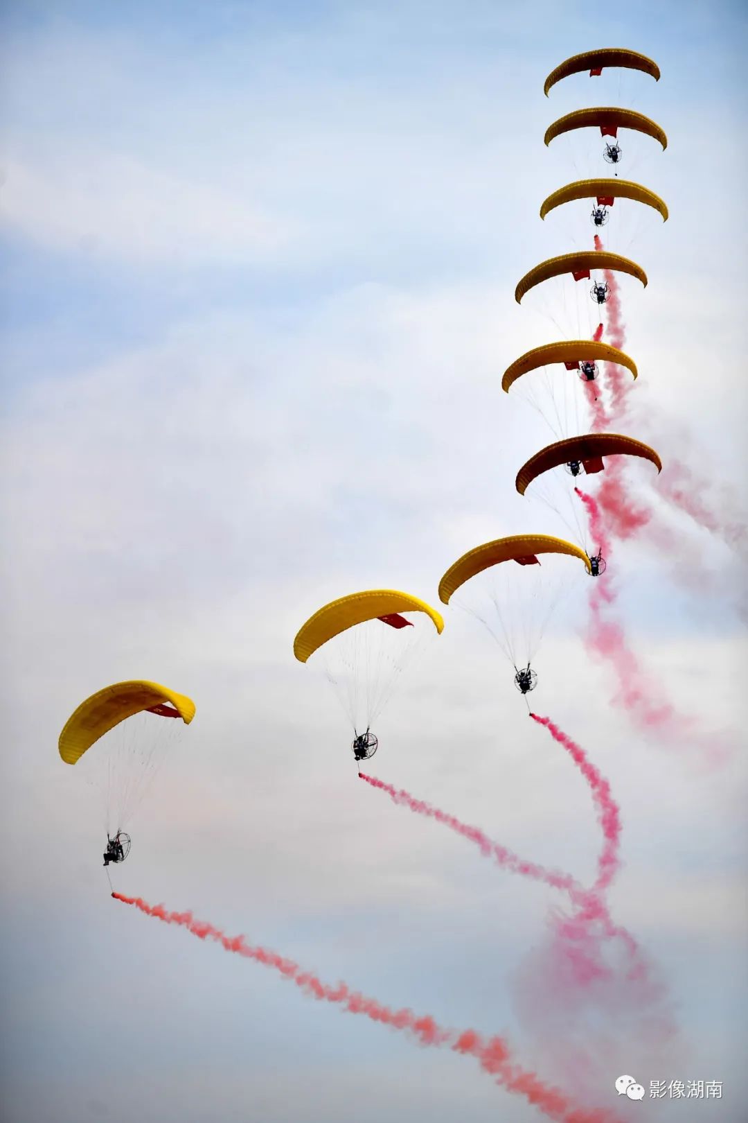 动力伞编队进行飞行表演,在空中划出一道美丽风景线