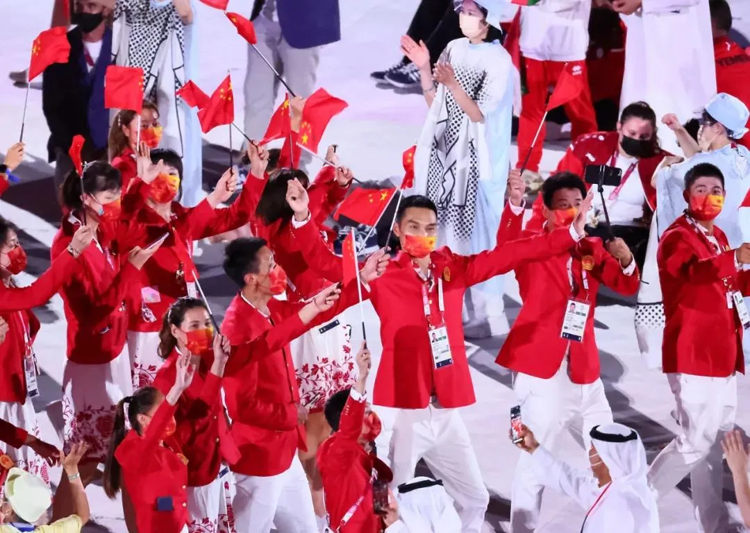 东京奥运︱盘点中国队10届奥运服，哪一年开始以红色为主基调？_队服