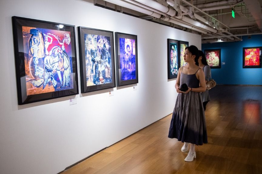 湖南在线 央媒看湖南 > 正文   7月24日,在长沙美仑美术馆,观众在观看