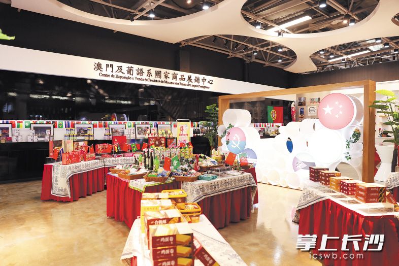 高桥国际商品展示贸易中心展销涵盖一带一路国家的3万多种产品。 长沙晚报记者 李金 摄