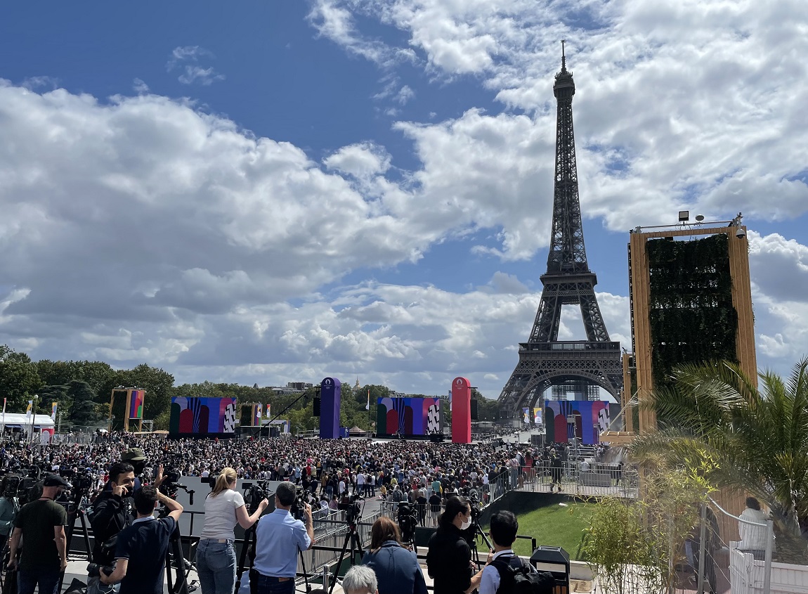 法国巴黎举行活动庆祝奥林匹克会旗交接，进入2024巴黎奥运会时间