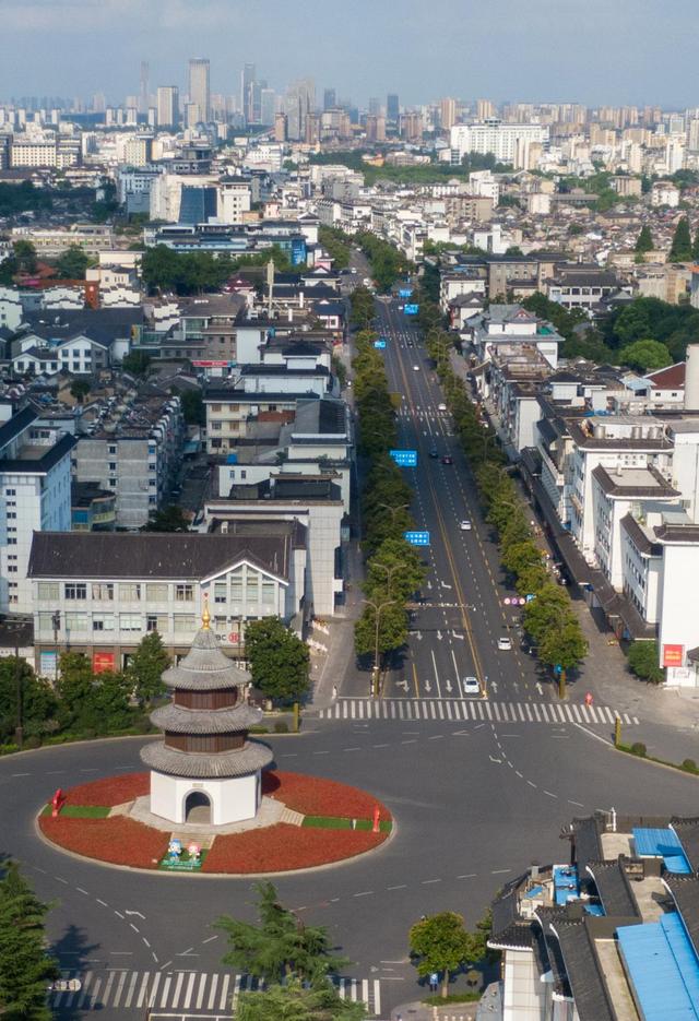 这是8月4日拍摄的扬州市城区,街面上车辆稀少(无人机照片)