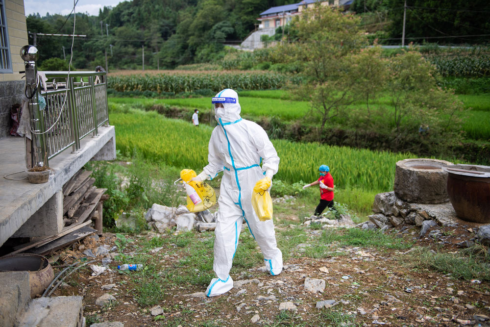 张家界抗疫一线的医护夫妻