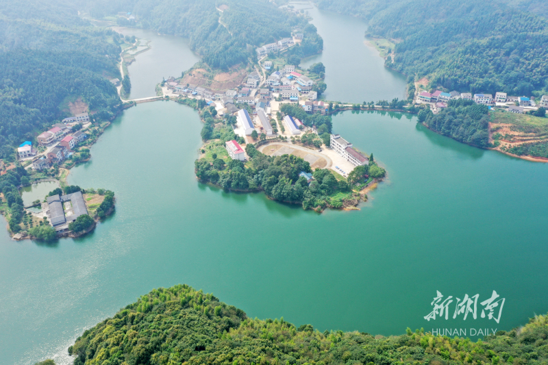 9月2日,汨罗市三江镇八景洞水库库区山青水碧.