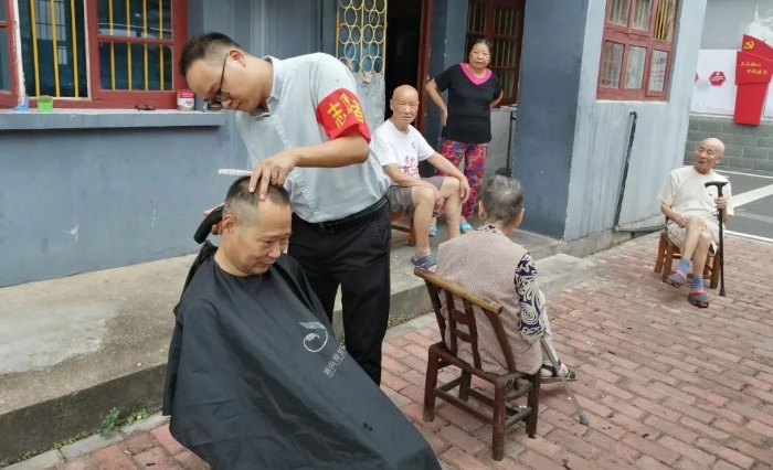 长沙福彩志愿者化身“理发师”，为老人们解决“头”等大事
