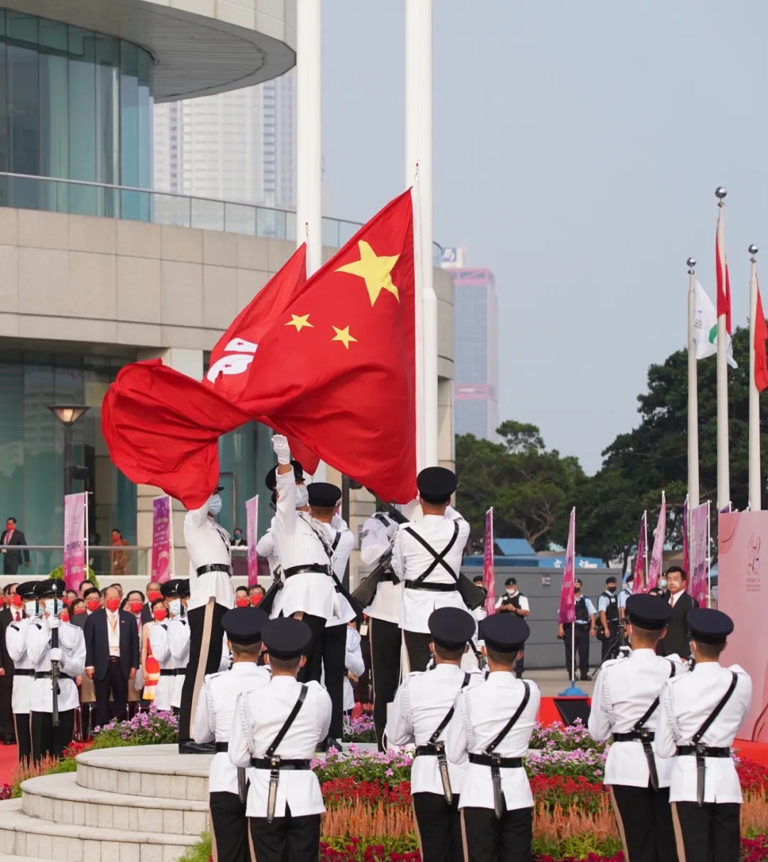 10月1日,香港特区政府在金紫荆广场举行升旗仪式