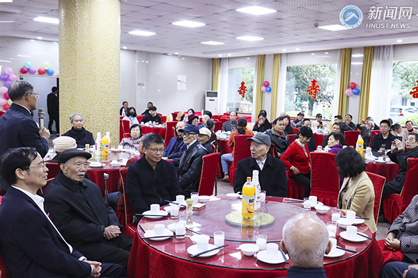 湖南科技大学为离退休老同志举办集体祝寿庆典