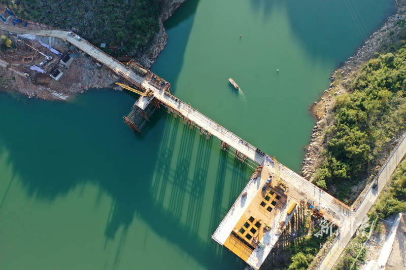 炉慈高速是湖南全省122个县市区所建设的"六纵七横"高速公路网之一,起