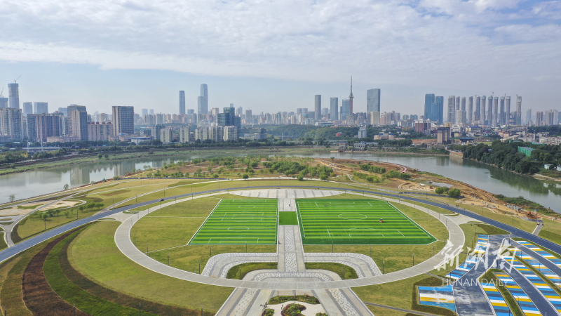11月11日,新建成开放的马栏山运动公园绿意盎然.