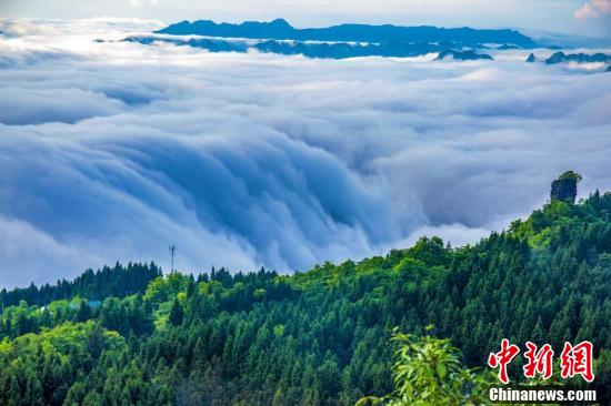 湖北利川：云海绕群山 美似水墨画 - 炫酷航拍 - 新湖南