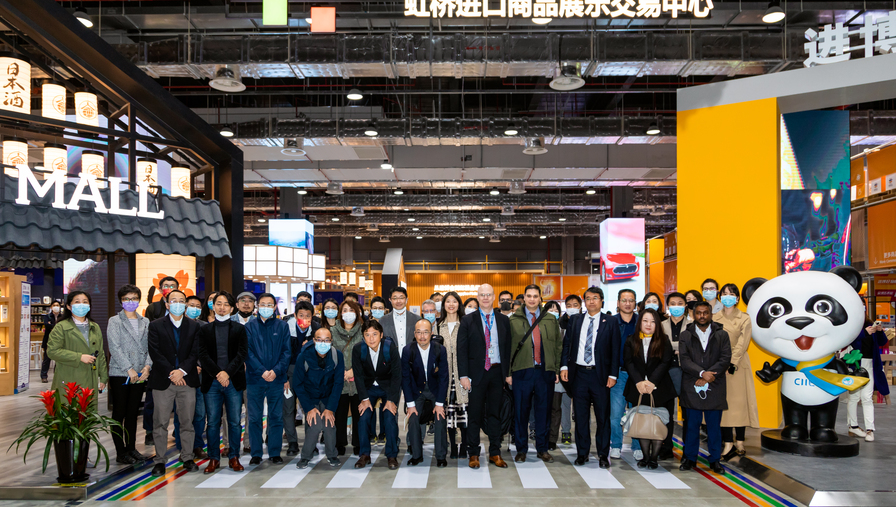 最近，市外办组织50多位上海友城驻沪机构代表参观虹桥进口商品展示交易