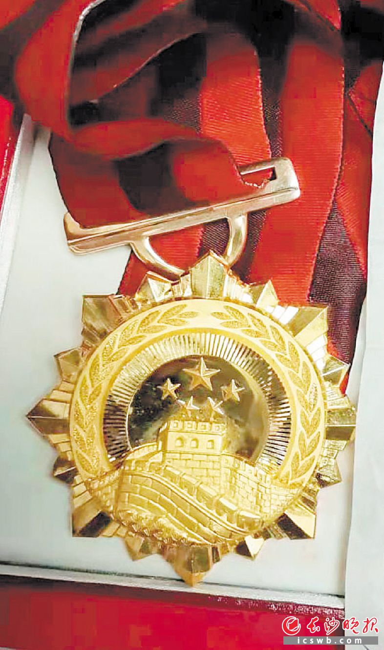 2003年周光召院士将自己的两弹一星功勋奖章捐赠给宁乡一中精神之光