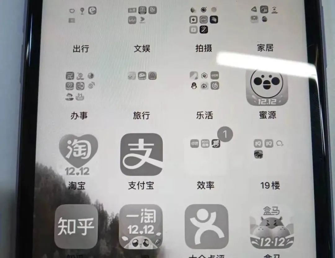 把手机屏幕调成黑白色，可以降低玩手机的欲望吗？