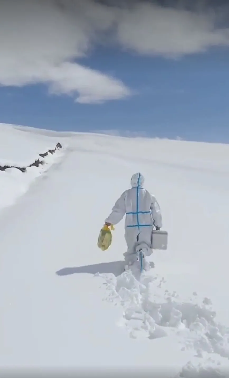 满蔬菜江西上饶41岁的志愿者余哲明11月19日下午这个背影也令人感动在