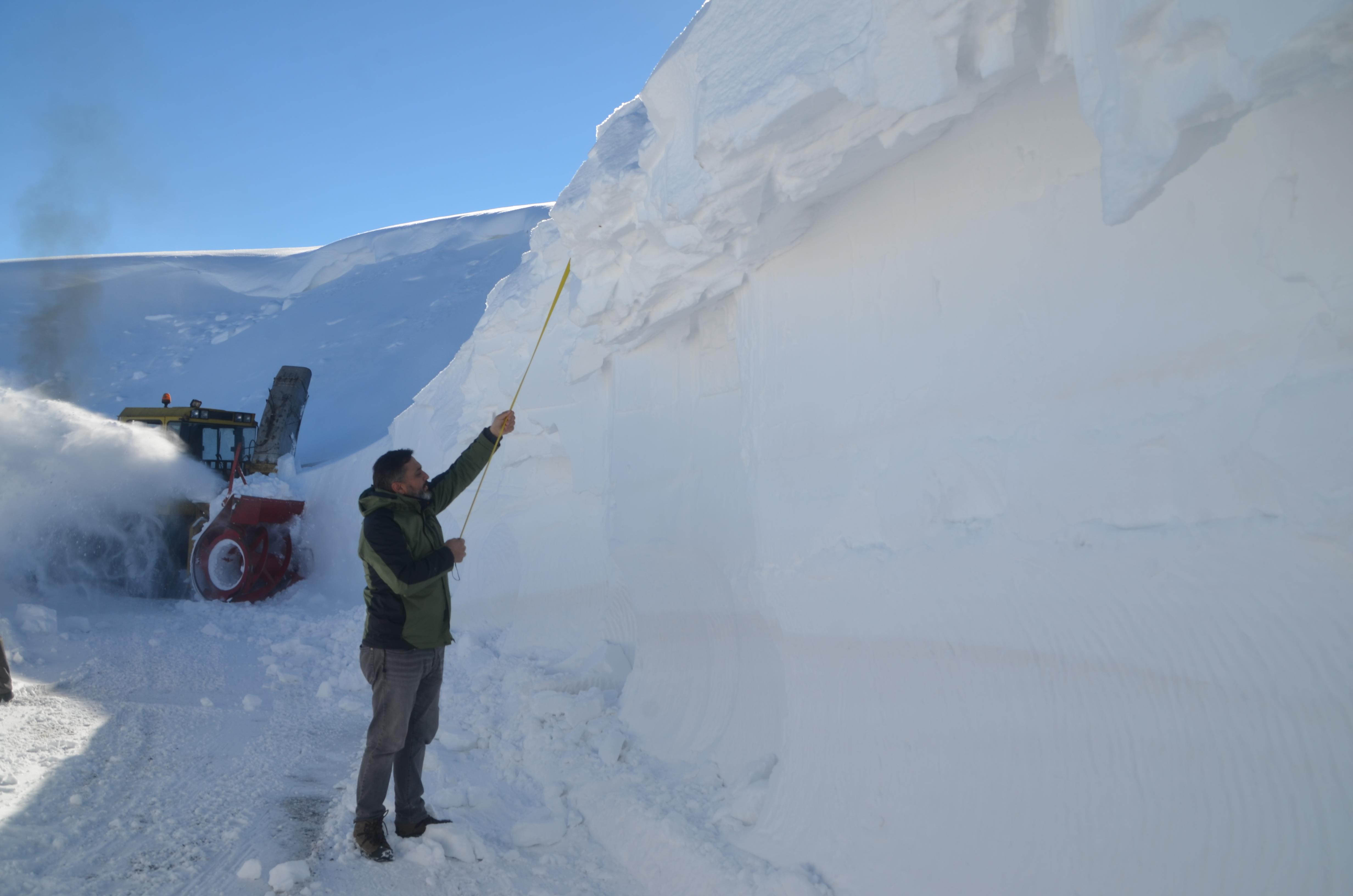 土耳其遇强降雪积雪深度达4米