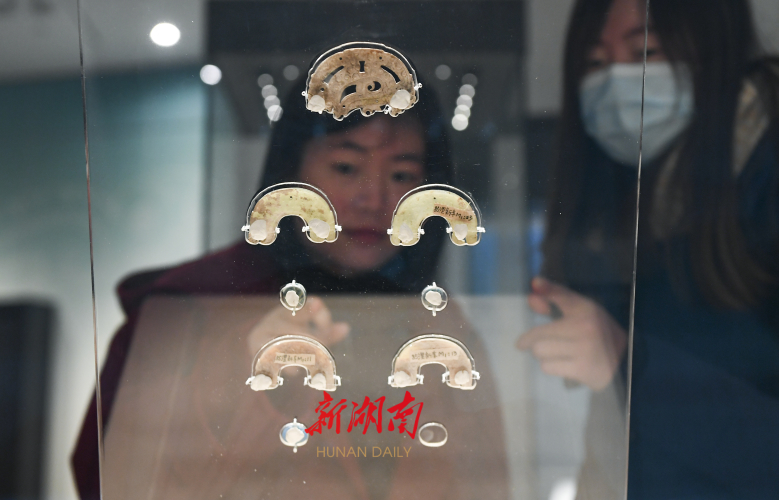 众多精美玉器首次展出 展现中国近9000年玉文化史