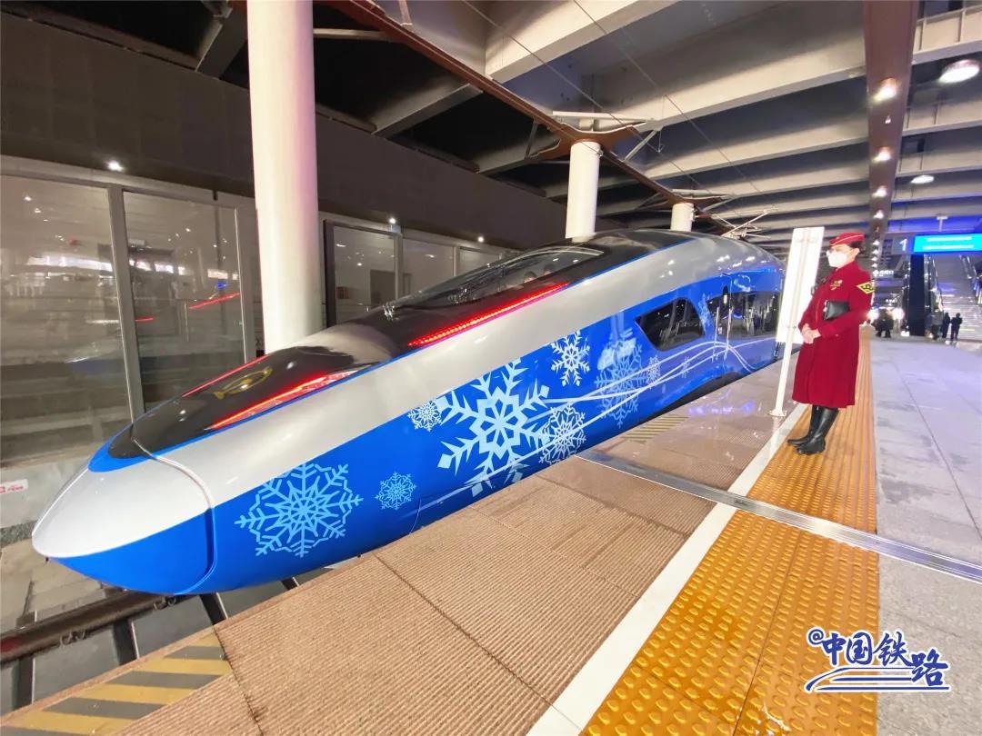 1月6日11时16分,冬奥主题涂装的g9981次复兴号智