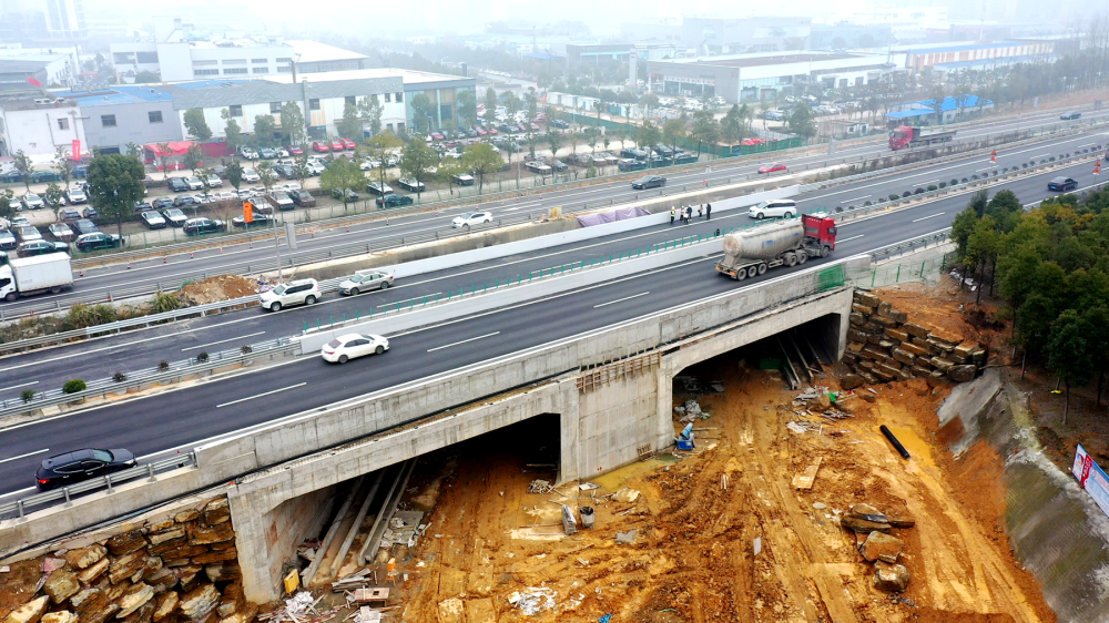 高新区山杏路下穿G0401长沙绕城高速公路交叉工程竣工通车