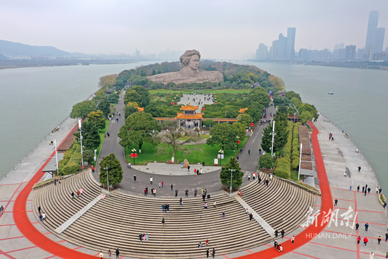 2月3日,市民,游客在长沙市橘子洲景区内游览.