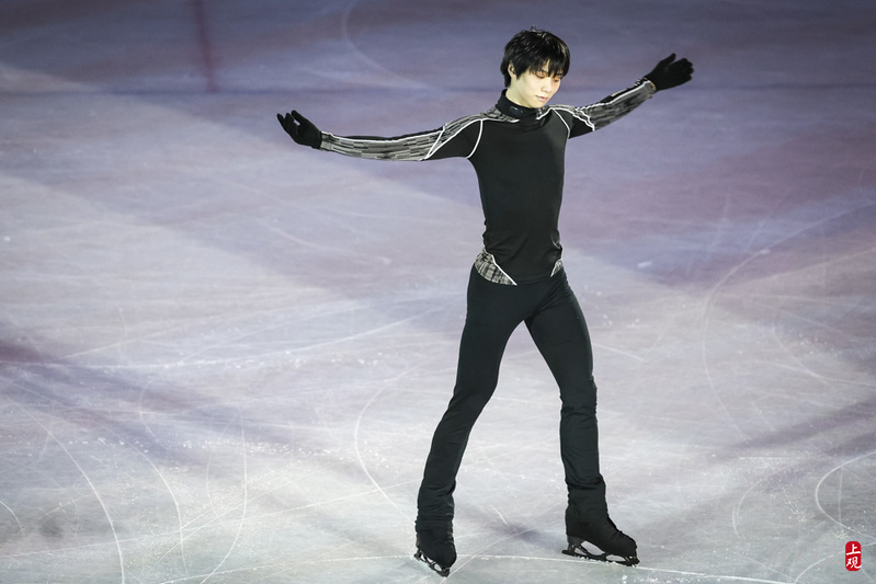 羽生结弦一身黑衫现身首都体育馆深情亲吻冰面再次演绎歌剧魅影