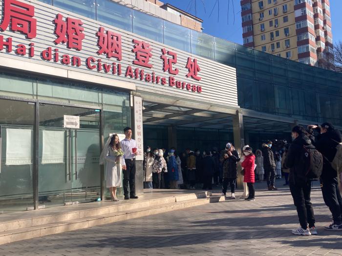 2022年2月22日,北京市海淀区民政局婚姻登记处拍照的新人.
