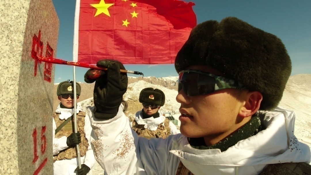为界碑描红亲吻界碑新兵们难掩兴奋终于抵达目标点位翻越两座达坂蹚过