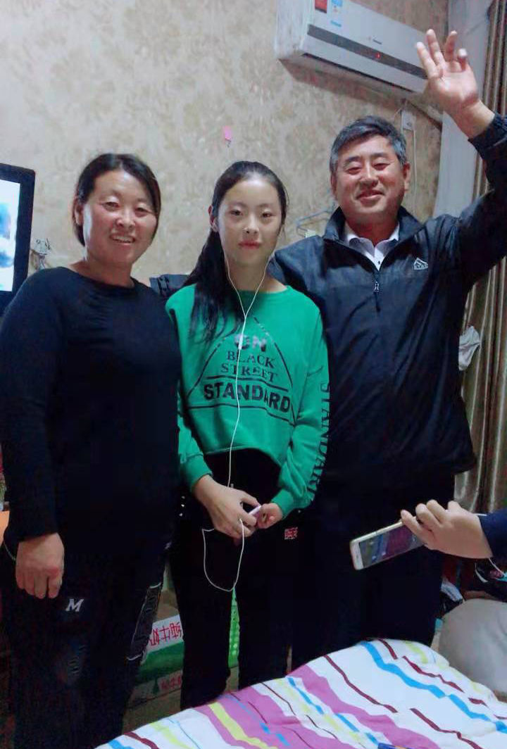 这是2017年,父亲郭旺和母亲岳平去大连看望郭雨洁一家人在训练场外