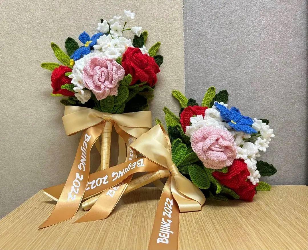 他们手中的颁奖花束有细心的网友注意到簇拥着登台领奖时被热烈的掌声