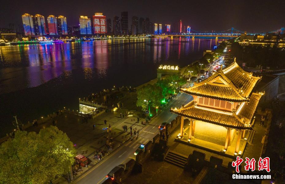 航拍湖北襄阳古城华灯初上夜色如画