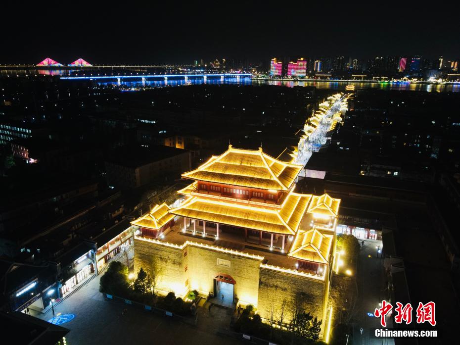 航拍湖北襄阳古城华灯初上夜色如画