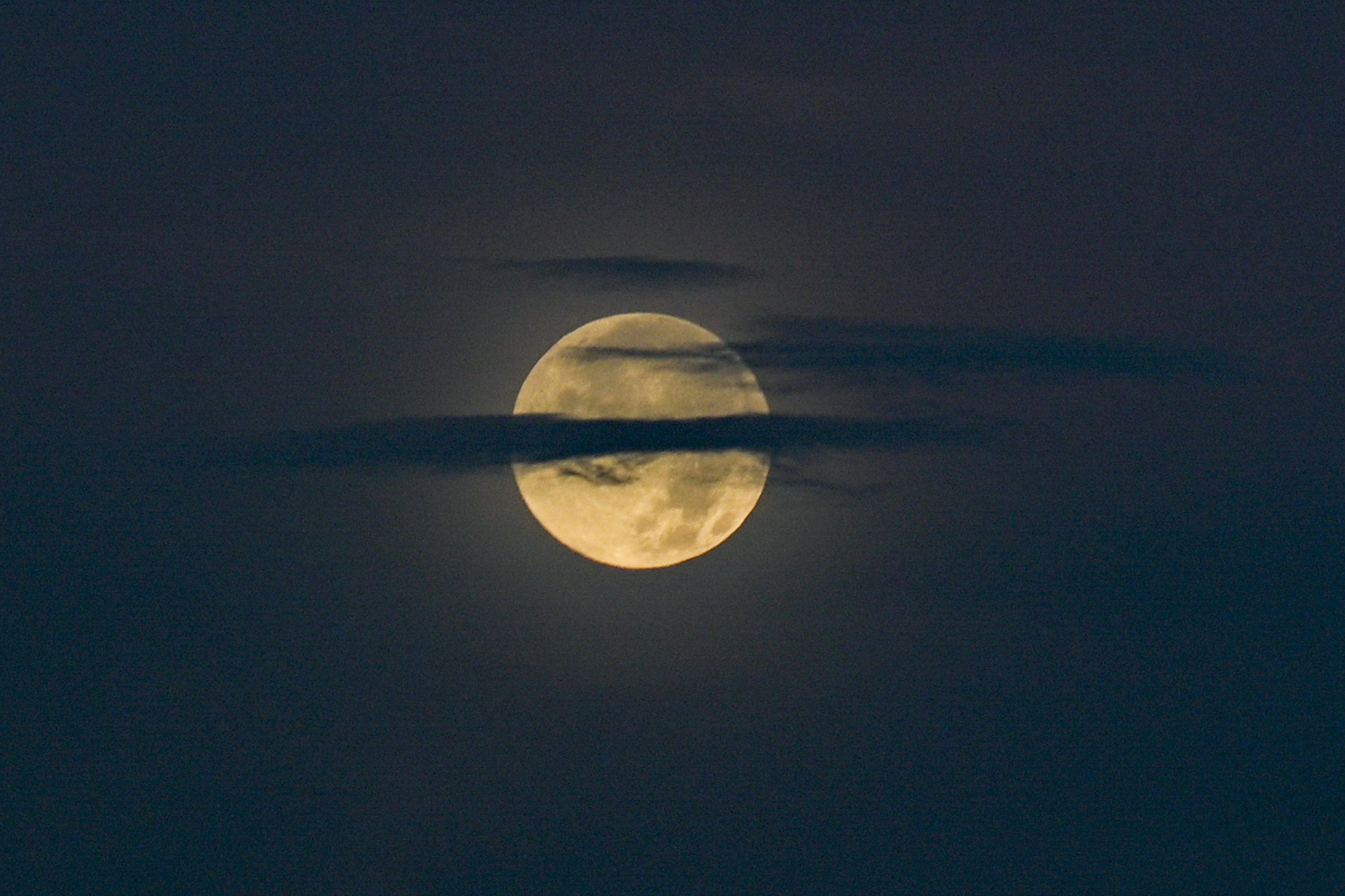 全球多地夜空滿月升起