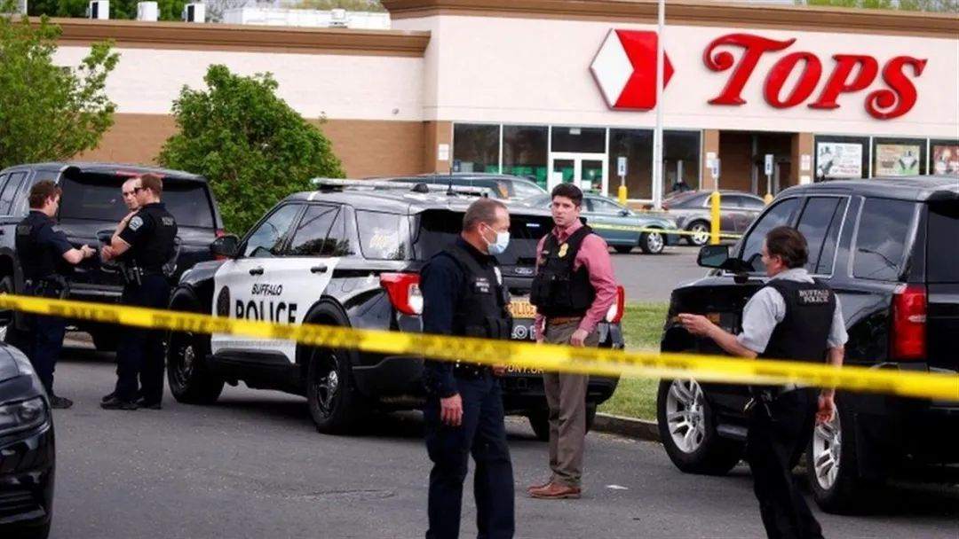 美国18岁男子在超市内射杀10人，还直播了作案过程