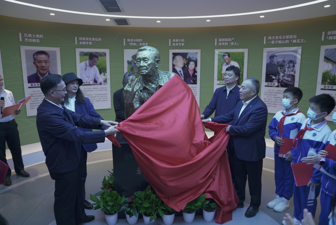 袁隆平雕塑在大汉湖湘劳模工匠馆落成揭幕