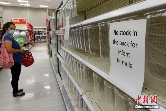 图：当地时间5月23日，美国纽约一家大型超市空置的货架上贴着“婴幼儿配方奶粉无库存”告知单。<a target='_blank' href='/'>中新社</a>记者 廖攀 摄