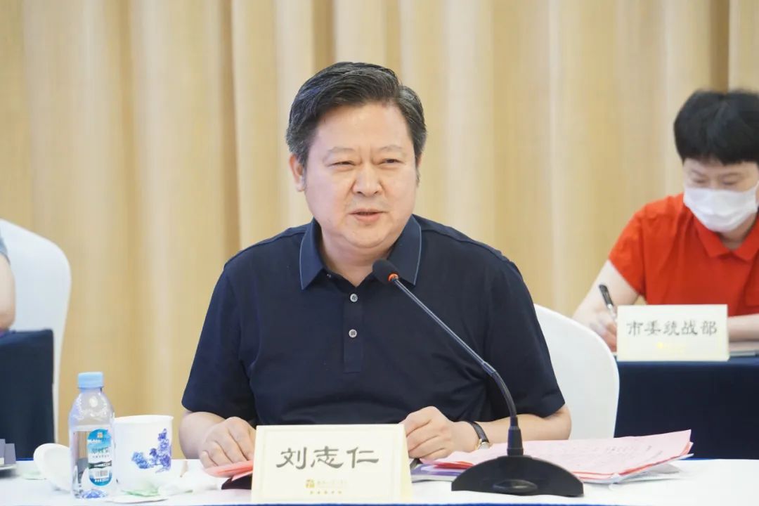 座谈会上,新潭商代表王庆,徐青山,丁友良,陈炳炼,刘永安,回潭企业家