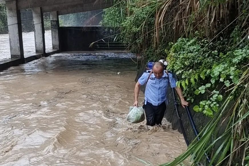 桑植：突降暴雨，5名群众被困河中，民警紧急救援