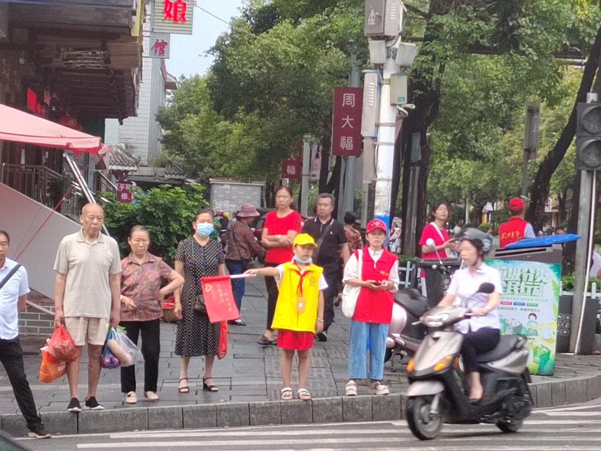 “小小交通劝导员”引领文明新风尚
