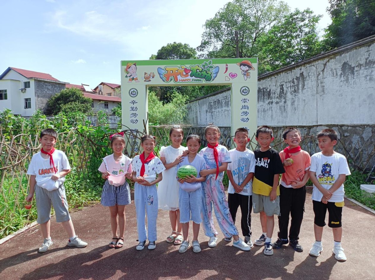 盛夏时节瓜果香，“双减”硕果庆丰收——青山铺镇中心小学开展劳动成果采摘分享活动