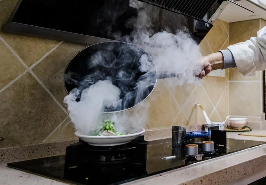 不抽烟也患肺癌？油烟危害超出你想象！