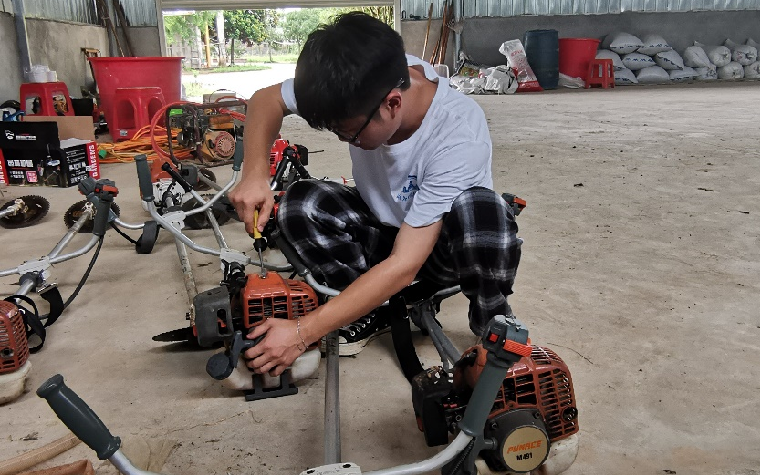 “硬核”服務！湖南應用技術學院大學生志愿者幫助村民調試維修機械設備