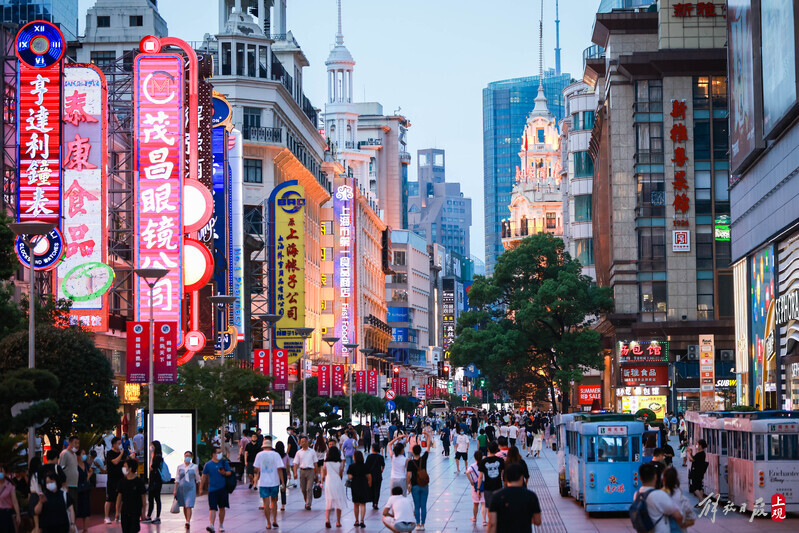 推新品开新店发放消费券南京路步行街五五购物节气氛浓