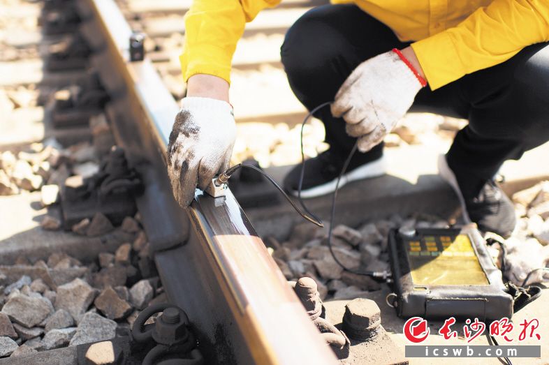 铁路探伤工经受"上晒下烤"给钢轨做"b超"