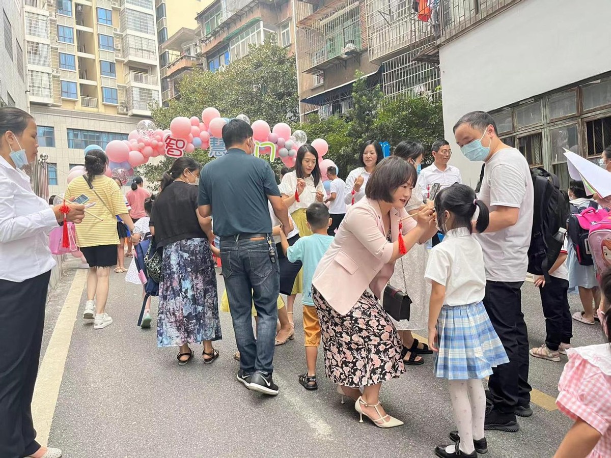 朱砂启智 礼润人生——蒸湘区西站路小学开展一年级新生入学礼活动