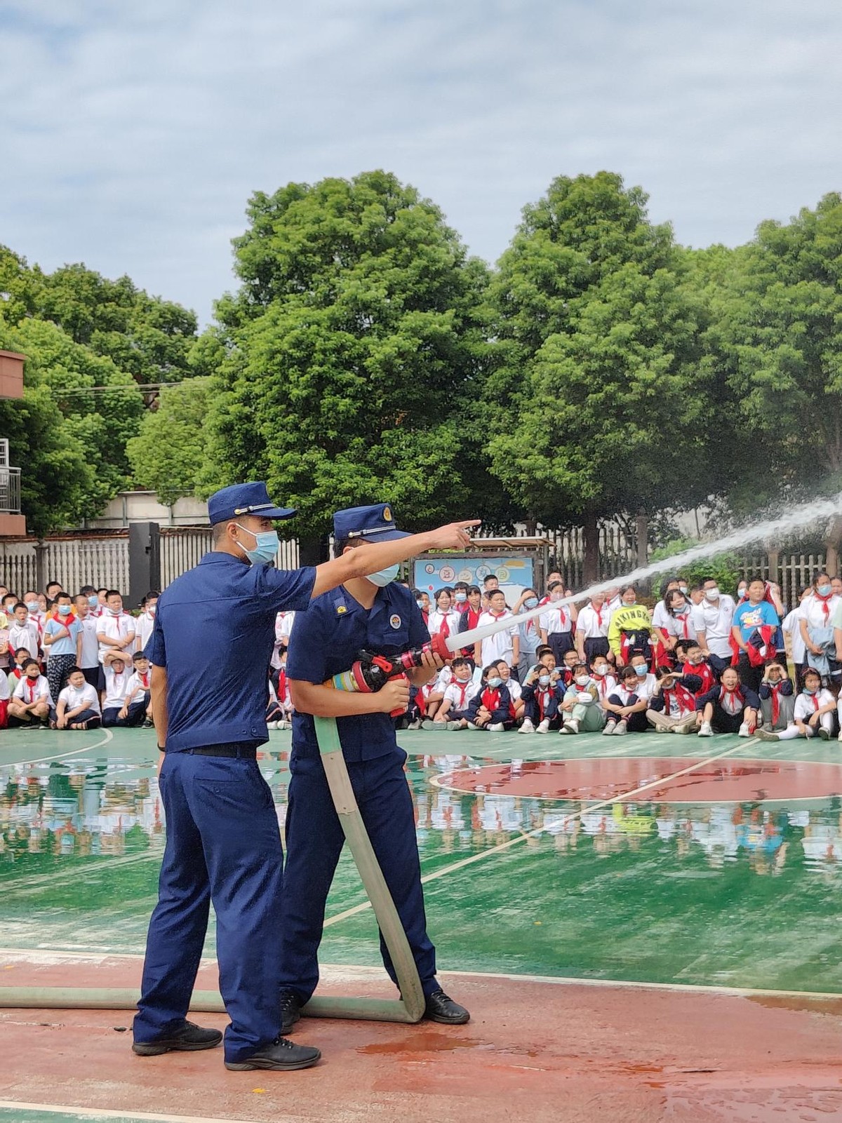 消防车辆开进校园，安全知识常驻心间