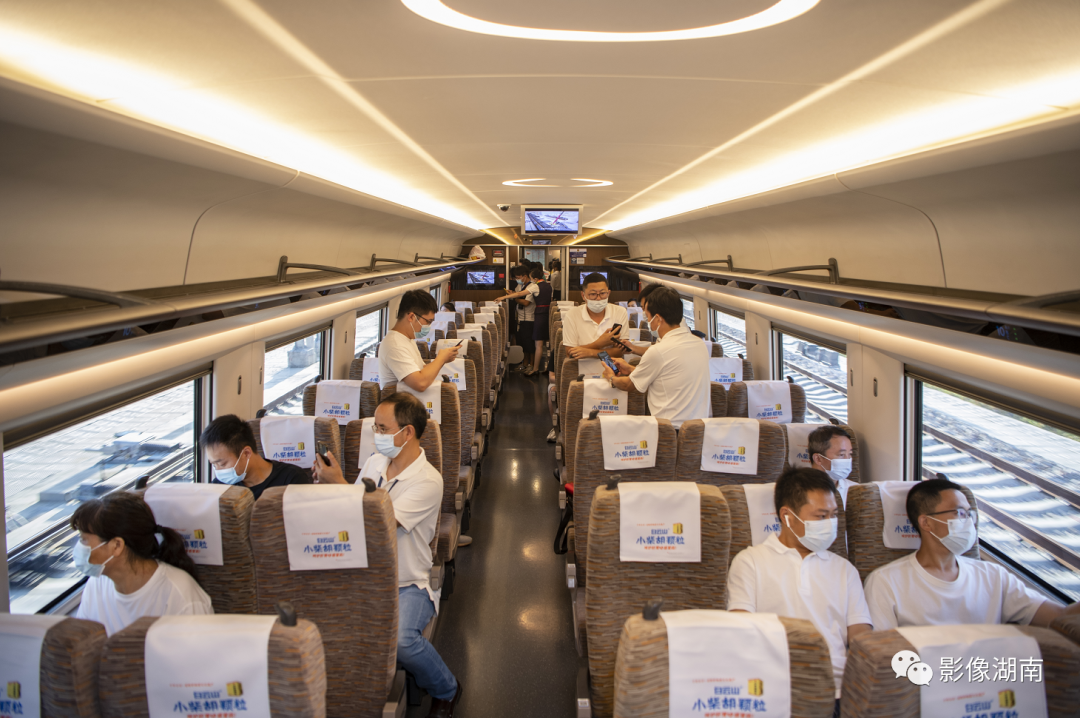 的高铁站拍照留念,分享喜悦长沙车务段工作人员庆祝益长段开通届时,我